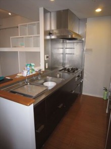 特注パイプラック&グラスホルダーで見せる収納に 特注パイプラック&グラスホルダーで見せる収納に